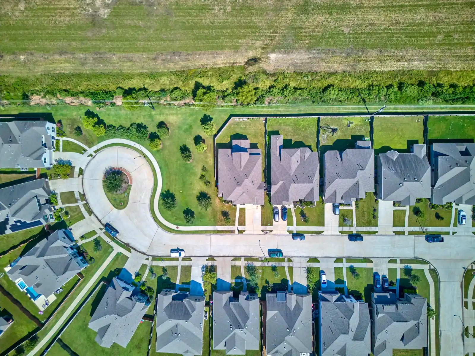 Top-down view of a residential street and neighbouring lots